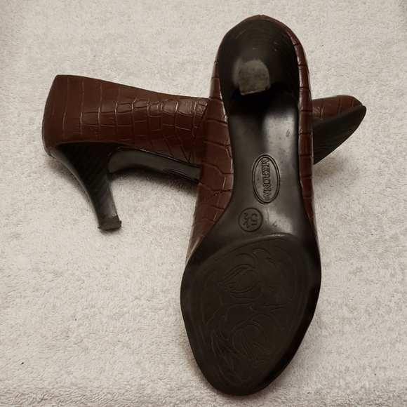 Merona faux crocodile dark brown pumps, 5.5 - Picture 4 of 10